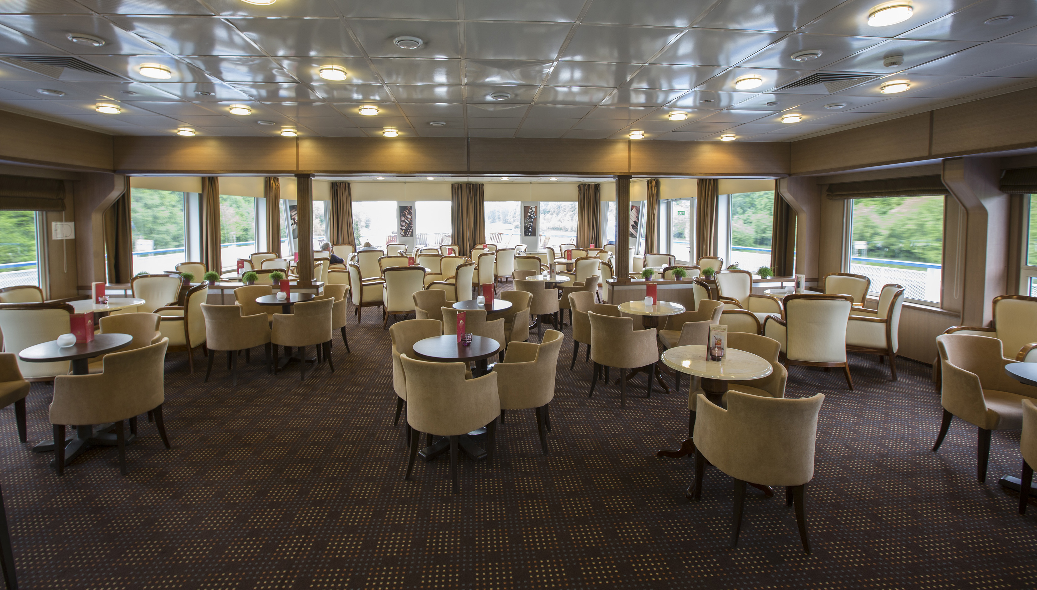CroisiEurope Rostropovitch Lounge Bar.jpg